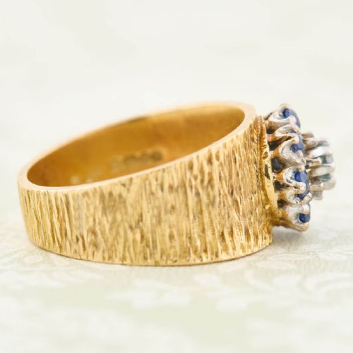 VINTAGE 18CT GOLD WIDE SAPPHIRE DIAMOND CLUSTER RING 1968 - ADDITIONAL PHOTO 4