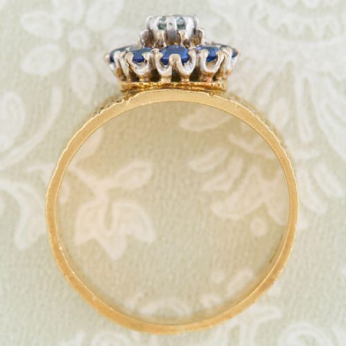 VINTAGE 18CT GOLD WIDE SAPPHIRE DIAMOND CLUSTER RING 1968 - ADDITIONAL PHOTO 5