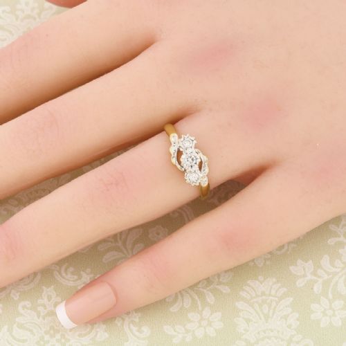 18CT GOLD 3 STONE DIAMOND CROSSOVER RING - ADDITIONAL PHOTO 1