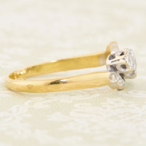 18CT GOLD 3 STONE DIAMOND CROSSOVER RING - ADDITIONAL PHOTO 3