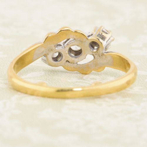 18CT GOLD 3 STONE DIAMOND CROSSOVER RING - ADDITIONAL PHOTO 4