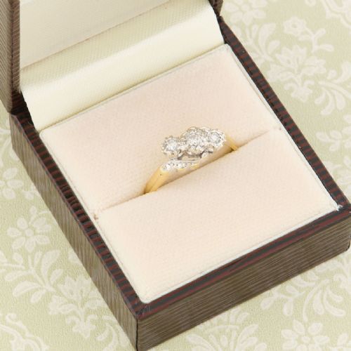 18CT GOLD 3 STONE DIAMOND CROSSOVER RING - ADDITIONAL PHOTO 7