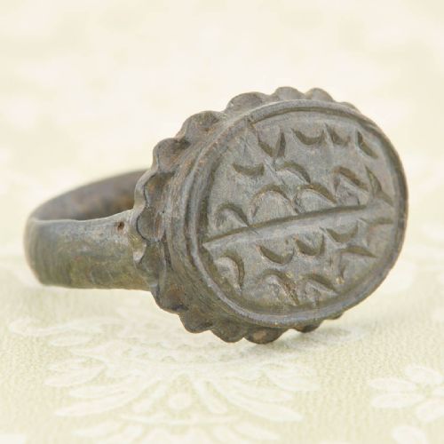 LATE MEDIEVAL BRONZE SIGNET RING WITH WAVES - ADDITIONAL PHOTO 2