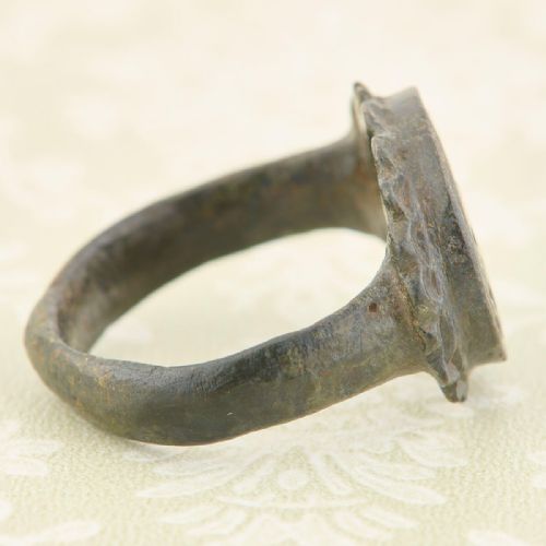 LATE MEDIEVAL BRONZE SIGNET RING WITH WAVES - ADDITIONAL PHOTO 3
