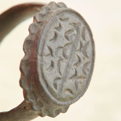 LATE MEDIEVAL BRONZE SIGNET RING WITH WAVES - ADDITIONAL PHOTO 5