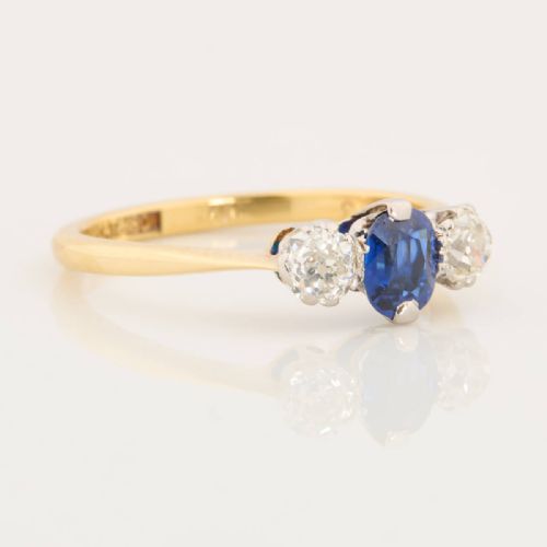 18CT GOLD SAPPHIRE DIAMOND 3 STONE TRILOGY RING - ADDITIONAL PHOTO 2