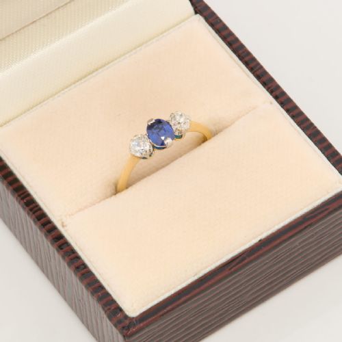 18CT GOLD SAPPHIRE DIAMOND 3 STONE TRILOGY RING - ADDITIONAL PHOTO 8