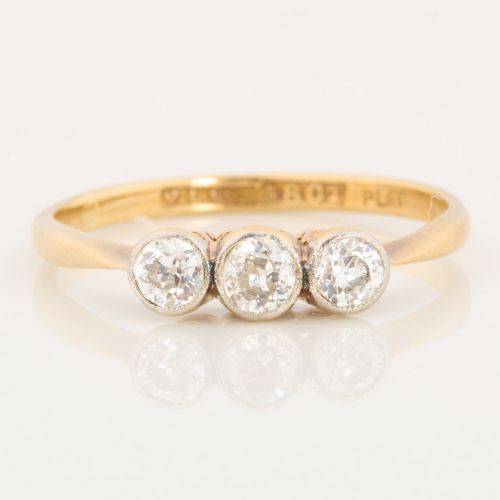 18CT GOLD 3 STONE TRILOGY RING 037 CARAT