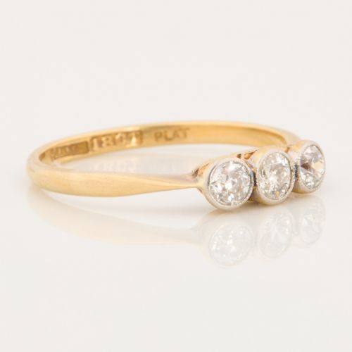 18CT GOLD 3 STONE TRILOGY RING 037 CARAT - ADDITIONAL PHOTO 2
