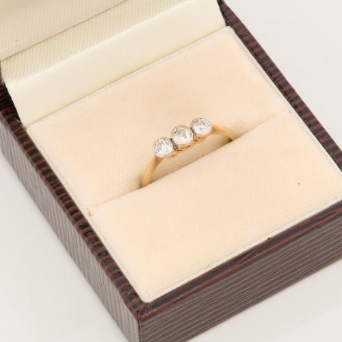 18CT GOLD 3 STONE TRILOGY RING 037 CARAT - ADDITIONAL PHOTO 7