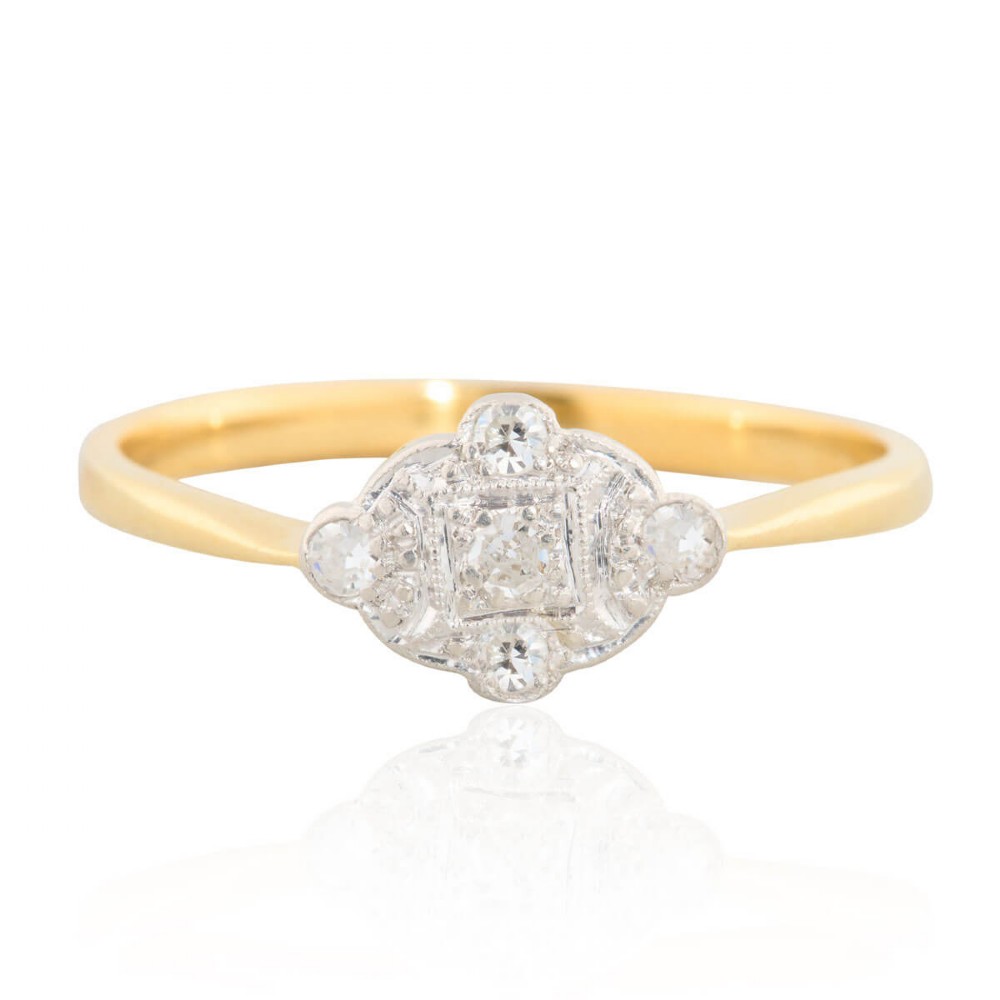 An 18ct yellow gold band featuring an Art Deco style geometric plaque set with diamonds and trimmed with millegrain edging.