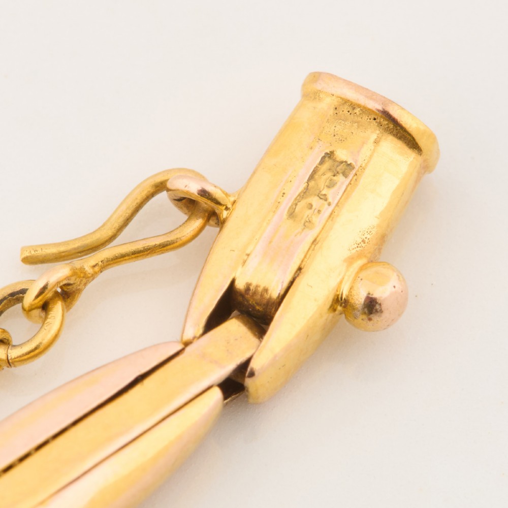 A 9ct yellow gold link bracelet featuring a central round faceted purple amethyst held in a claw setting. View VI