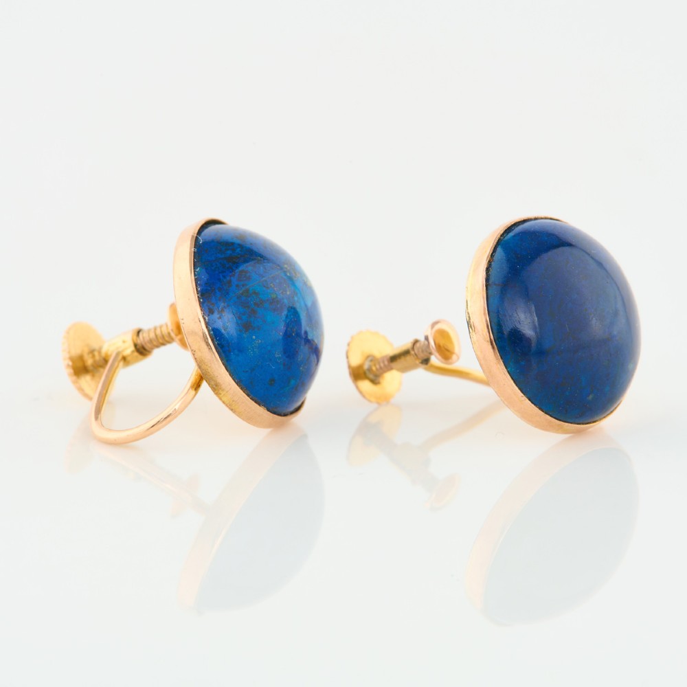 A pair of round 9ct yellow gold screw-back earrings set with polished deep blue lapis lazuli cabochon gemstones. View IV