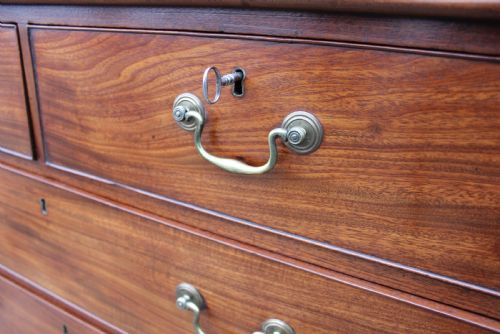 GEORGIAN SOLID MAHOGANY CHEST OF DRAWERS WITH SWAN NECK HANDLES - ADDITIONAL PHOTO 2