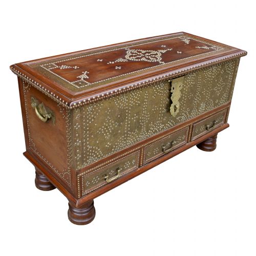 solid teak zanzibar trunk with working lock c1900 - CATEGORY: ANTIQUE CHESTS - DATED 1900