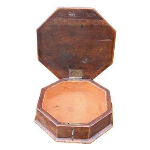 EARLY 18TH CENTURY LABURNUM OYSTER HOLLY YEW WOOD LACE BOX - ADDITIONAL PHOTO 1