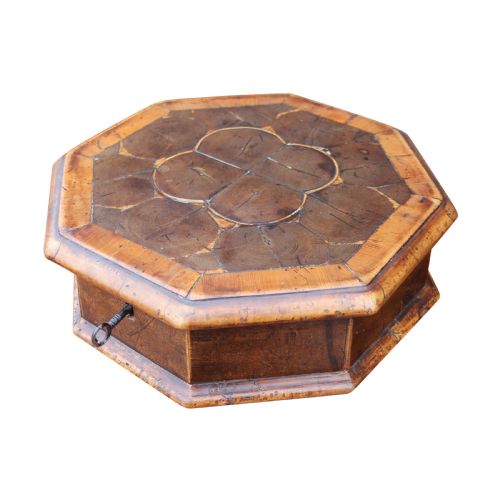 EARLY 18TH CENTURY LABURNUM OYSTER HOLLY YEW WOOD LACE BOX - ADDITIONAL PHOTO 2