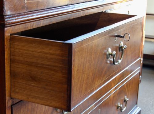 A FINE GEORGE III MAHOGANY LINEN PRESS WITH SWAN NECK PEDIMENT - ADDITIONAL PHOTO 2