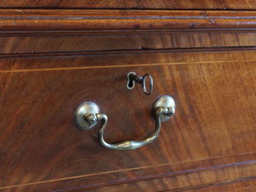 A FINE GEORGE III MAHOGANY LINEN PRESS WITH SWAN NECK PEDIMENT - ADDITIONAL PHOTO 3