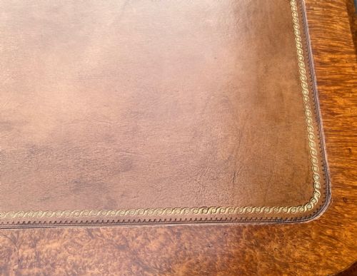 19TH CENTURY WRITING TABLE OR LIBRARY TABLE VENEERED IN HIGHLY FIGURED AMBOYNA - ADDITIONAL PHOTO 1