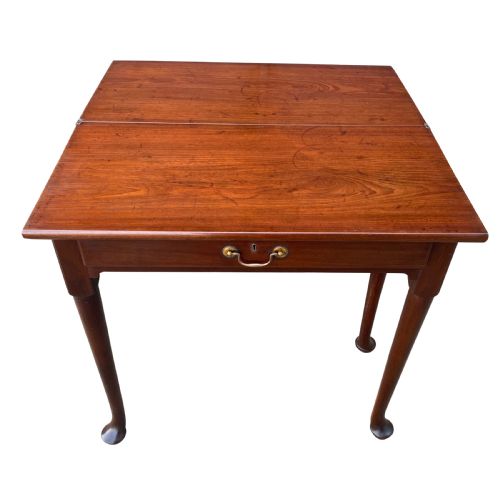GEORGE II SOLID MAHOGANY SIDE TEA TABLE OF NARROW PROPORTIONS WITH SINGLE DRAWER SWAN NECK HANDLE C 1750 - ADDITIONAL PHOTO 2
