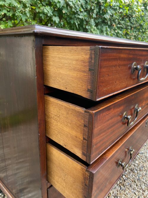 GEORGIAN SOLID MAHOGANY CHEST OF DRAWERS OF SMALL PROPORTIONS WITH OGEE FEET SWAN NECK HANDLES - ADDITIONAL PHOTO 2