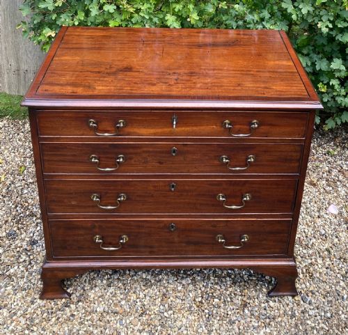 GEORGIAN SOLID MAHOGANY CHEST OF DRAWERS OF SMALL PROPORTIONS WITH OGEE FEET SWAN NECK HANDLES - ADDITIONAL PHOTO 3