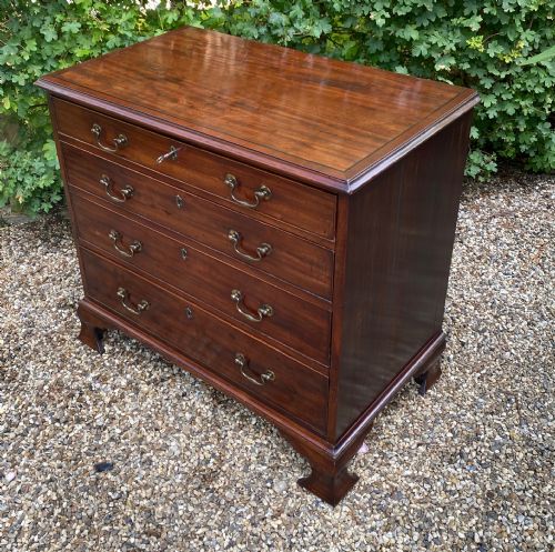 GEORGIAN SOLID MAHOGANY CHEST OF DRAWERS OF SMALL PROPORTIONS WITH OGEE FEET SWAN NECK HANDLES - ADDITIONAL PHOTO 5