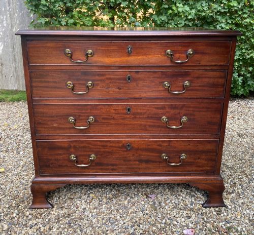 GEORGIAN SOLID MAHOGANY CHEST OF DRAWERS OF SMALL PROPORTIONS WITH OGEE FEET SWAN NECK HANDLES - ADDITIONAL PHOTO 6