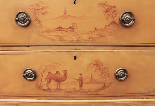 GEORGE II SOLID MAHOGANY CHEST OF DRAWERS BEAUTIFULLY DECORATED WITH ORIENTAL SCENES - ADDITIONAL PHOTO 2