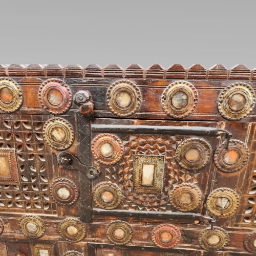 FABULOUS ANTIQUE INDIAN DAMCHIYA CARVED TEAK DOWRY CHEST STORAGE CABINET - ADDITIONAL PHOTO 6
