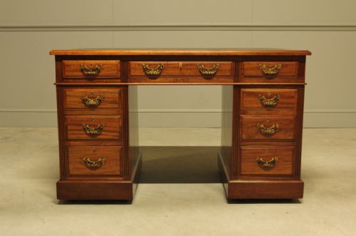 AN EARLY 20TH CENTURY MAHOGANY WRITING DESK