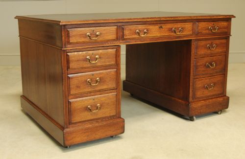 AN EARLY 20THCENTURY OAK PARTNER'S DESK - ADDITIONAL PHOTO 3