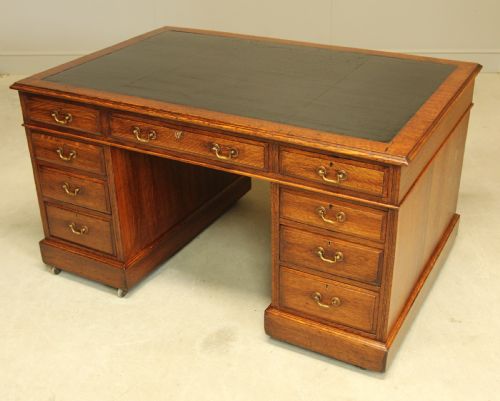 AN EARLY 20THCENTURY OAK PARTNER'S DESK - ADDITIONAL PHOTO 4