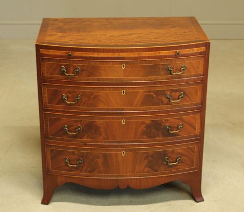 fig 1. AN EARLY 20TH CENTURY MAHOGANY CHEST OF DRAWERS.
