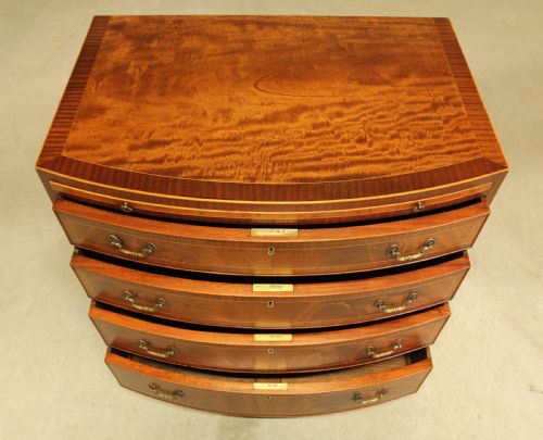 fig 2. AN EARLY 20TH CENTURY MAHOGANY CHEST OF DRAWERS.