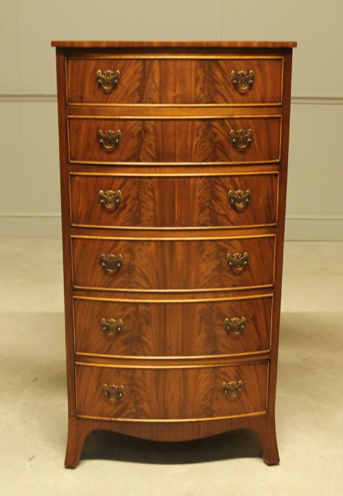 fig 1. AN EARLY 20TH CENTURY MAHOGANY CHEST OF DRAWERS.