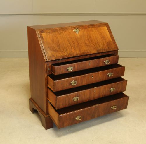 AN 18TH CENTURY WALNUT BUREAU - ADDITIONAL PHOTO 6