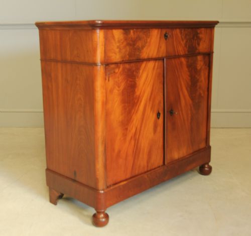 fig 1. A VICTORIAN MAHOGANY SIDEBOARD.