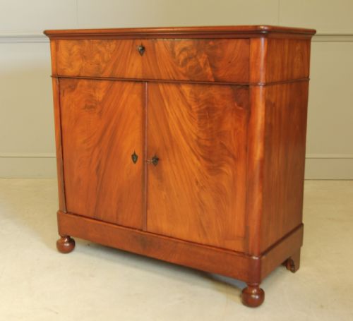 fig 2. A VICTORIAN MAHOGANY SIDEBOARD.