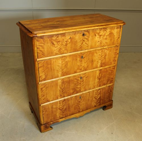 fig 3. A 19TH CENTURY SWEDISH BIRCH CHEST OF DRAWERS