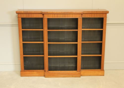 ELEGANT VICTORIAN MAHOGANY BREAKFRONT BOOKCASE - ADDITIONAL PHOTO 1