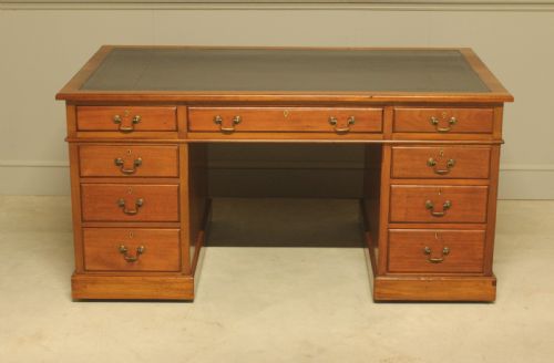 A LARGE EARLY 20TH MAHOGANY WRITING DESK - ADDITIONAL PHOTO 1