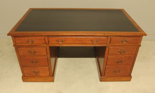 A LARGE EARLY 20TH MAHOGANY WRITING DESK - ADDITIONAL PHOTO 2