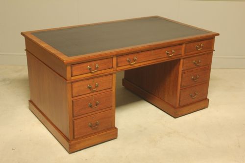 A LARGE EARLY 20TH MAHOGANY WRITING DESK - ADDITIONAL PHOTO 4
