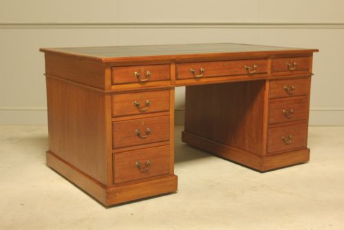 A LARGE EARLY 20TH MAHOGANY WRITING DESK - ADDITIONAL PHOTO 5