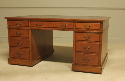 A LARGE EARLY 20TH MAHOGANY WRITING DESK - ADDITIONAL PHOTO 7