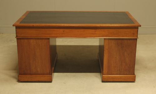 A LARGE EARLY 20TH MAHOGANY WRITING DESK - ADDITIONAL PHOTO 8