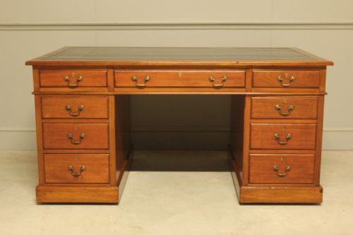 A LARGE EARLY 20TH MAHOGANY WRITING DESK - ADDITIONAL PHOTO 9