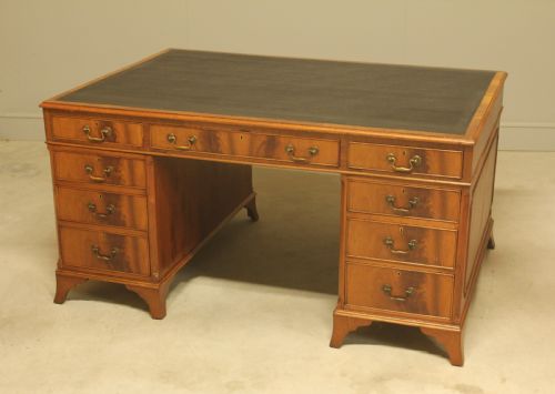 AN EARLY 20TH CENTURY CURL MAHOGANY PARTNERS DESK - ADDITIONAL PHOTO 4